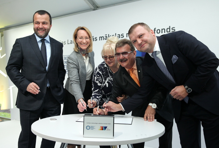 AS “ABLV Bank” izpilddirektors Ernests Bernis (no kreisās), kultūras ministre Dace Melbārde, mecenāti Ināra un Boriss Teterevi un AS “ABLV Bank” padomes priekšsēdētājs Oļegs Fiļs piedalās pasākumā, kura laikā tika parakstīts nodomu protokols par Latvijas Laikmetīgās mākslas muzeja būvniecības ieceres īstenošanu 2015. gada augustā.