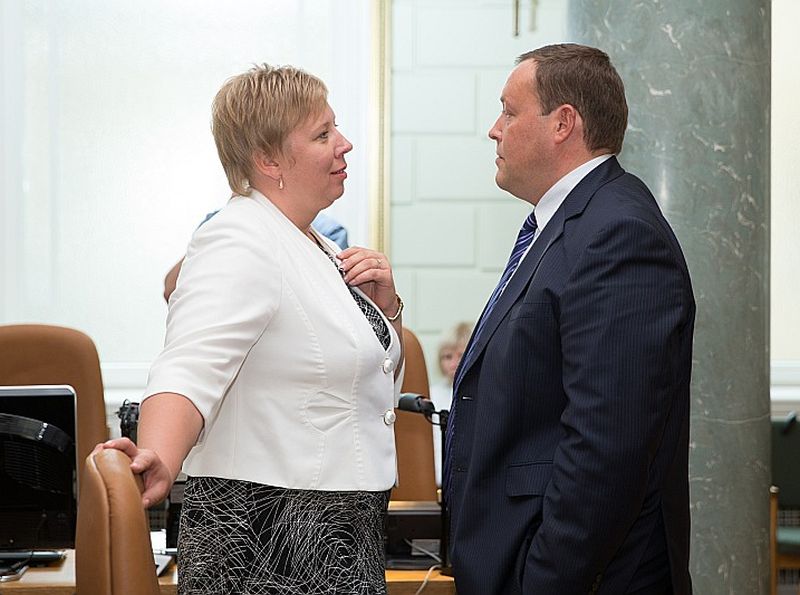Laimdotas Straujumas vadītā koalīcija nespēj vienoties par bēgļu uzņemšanu, bet premjeres acīs par peramajiem zēniem vakar kļuva Iekšlietu ministrijas vadība – valsts sekretāre Ilze Pētersone-Godmane un ministrs Rihards Kozlovskis, no kuriem tiek gaidīts piedāvājums tehnisko problēmu risināšanai – kur bēgļus izmitinās, kā nodarbinās un tamlīdzīgi.