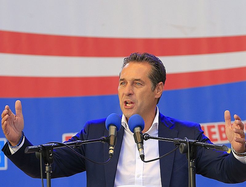 FPÖ līderis Heincs Štrahe, kurš 11. oktobra vēlēšanās kandidē uz Vīnes mēra amatu, aicina dot priekšroku tiem patvēruma meklētājiem, kas ir kristieši, nevis musulmaņiem, lai saglabātu Austrijas piederību Rietumiem.
