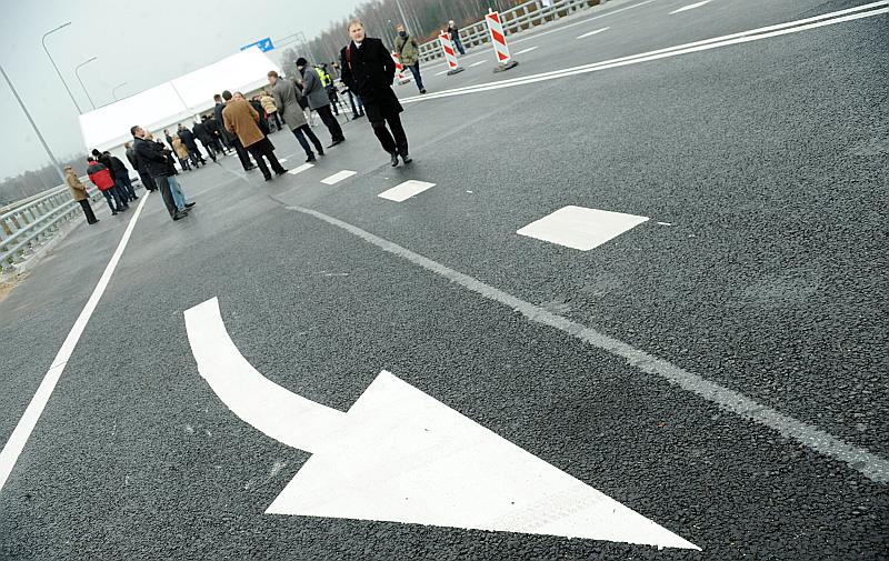 Ļaudis sūkstās, ka Tīnužu–Kokneses šoseja ir ļoti noslogota. Bet dati rāda, ka to diennaktī izmanto 5000 – 6000 transportlīdzekļu. Standarti atļaujot trīs reizes lielāku noslodzi.