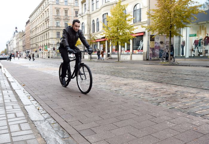 Riteņbraucējs Krišjāņa Barona ielā.