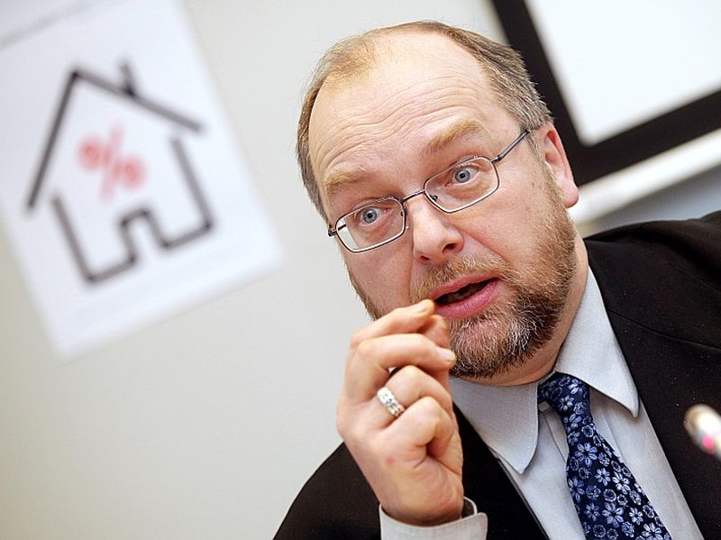 Latvijas Brīvo arodbiedrību savienības priekšsēdētāja vietnieks Egils Baldzēns: “Kaut arī tiek plānots minimālās algas un ar iedzīvotāju ienākuma nodokli neapliekamās daļas palielinājums par 10 eiro, tas neatsvērs tos zaudējumus, ko radītu nodokļa atvieglojuma atcelšana par apgādājamām personām.”