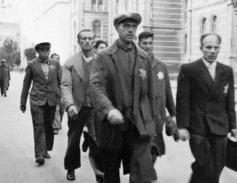 Apcietināto ebreju darba kolonna Rīgas centrā. 1941.-1942. gads. (Muzejs “Ebreji Latvijā”)