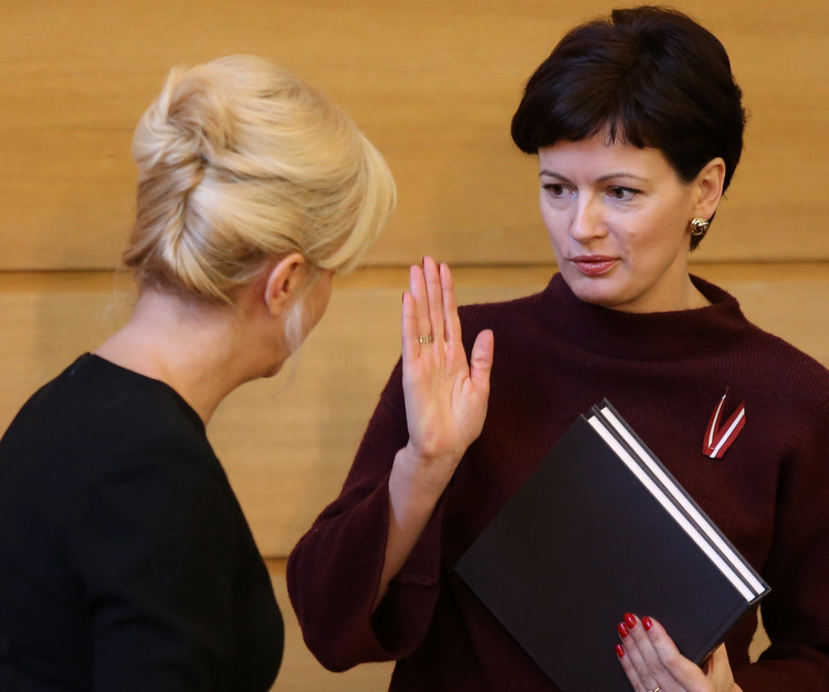 Biedrības “Zolitūde 21.11” vadītāja Regīna Ločmele-Luņova (no kreisās) pasniedz grāmatu Labdarības organizācijas “Ziedot.lv” vadītājai Rūtai Dimantai piemiņas grāmatas “Atceries Zolitūdi” svinīgajā prezentācijā Rīgas domes sēžu zālē.