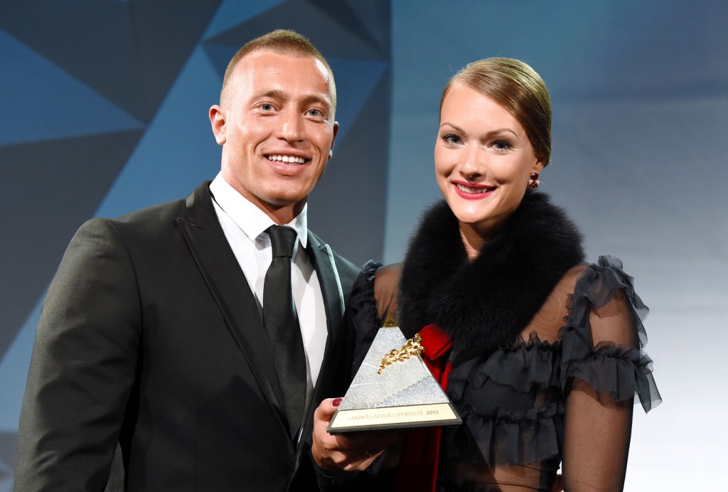 Vieglatlētikas septiņcīņas sportiste Laura Ikauniece-Admidiņa ar balvu nominācijā “Labākā Latvijas sportiste” un vīrs Rolands Admidiņš “Latvijas Gada balvas sportā 2015” pasniegšanas ceremonijā Latvijas Dzelzceļa vēstures muzejā.