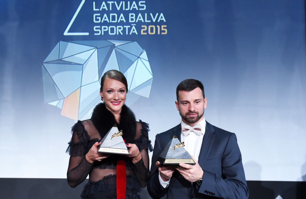 Vieglatlētikas septiņcīņas sportiste Laura Ikauniece-Admidiņa ar balvu nominācijā “Labākā Latvijas sportiste” un Latvijas skeletonists Martins Dukurs ar balvu nominācijā “Labākais Latvijas sportists” “Latvijas Gada balvas sportā 2015” pasniegšanas ceremonijā Latvijas Dzelzceļa vēstures muzejā.