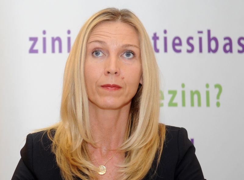 Tiesībsarga biroja bērnu tiesību nodaļas vadītāja Laila Grāvere, iespējams, pati nav rūpējusies par saviem bērniem. Bijušais dzīvesbiedrs pret viņu cēlis prasību tiesā par aizgādības tiesību atņemšanu dēlam.