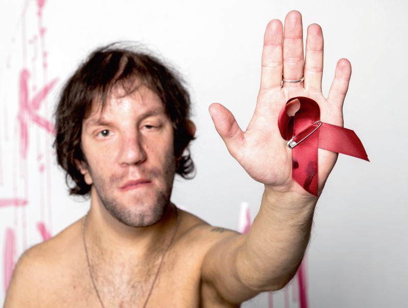 Sarkanā lentīte simbolizē sapratni, līdzcietību un morālu atbalstu tiem, kuri cieš no HIV/AIDS. Sarkanā krāsa tika izvēlēta, lai simbolizētu asinis un bīstamību. Lentītes gali vērsti uz leju – tas simbolizē dzīves aizplūšanu.
