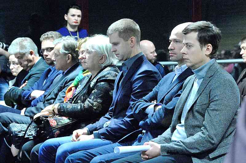 Apsūdzētie (no kreisās): būvuzraugs Mārtiņš Draudiņš, būvinženieris Ivars Sergets, veikala projekta būvekspertīzes veicējs Andris Gulbis, eksperte Marika Treija, Rīgas pilsētas būvinspekcijas priekšnieka vietniece Aija Meļņikova, uzņēmuma “Re&Re” būvdarbu vadītājs Staņislavs Kumpiņš, projekta autors arhitekts Andris Kalinka, Rīgas pilsētas būvinspekcijas priekšnieka vietnieks Jānis Balodis.