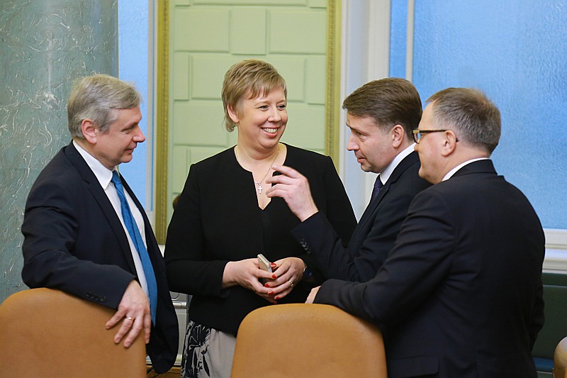 Vairāki politiķi, kam “LA” lūdza novērtēt Rihardu Kozlovski kā Iekšlietu ministrijas vadītāju, smējās: “Ja vēlies rakstīt par ministrijas vadību, tad labāk jautā nevis par Kozlovski, bet par valsts sekretāri Ilzi Pētersoni-Godmani un pārējām viņa dāmām.” Nacionālās apvienības politiķis Jānis Dombrava teic: “Bieži rodas iespaids, ka Kozlovskis nav pirmā seja ministrijā, bet šo lomu grib uzņemties valsts sekretāre. Viņa ietekmē pat politisku lēmumu pieņemšanu.” To, ka Iekšlietu ministrijas valsts sekretārei Ilzei Pētersonei-Godmanei nav maznozīmīga loma valdības hierarhijā, liecina arī šis foto, kas tapis Māra Kučinska valdības pirmajā sēdē – MK sēžu zālē valsts sekretāre aktīvi sarunājas ar trim ministriem (to vidū pašas priekšnieka nav): izglītības un zinātnes ministru Kārli Šadurski (no kreisās), satiksmes ministru Uldi Auguli un ekonomikas ministru Arvilu Ašeradenu.