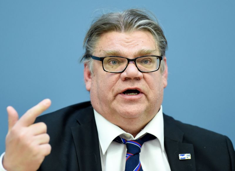 Somijas ārlietu ministrs Timo Soini paziņojis, ka ir nepareizi runāt par Somiju kā par kaut kādu “starpnieku” starp ES un Krieviju, itin kā Somija atrastos ārpus Eiropas Savienības. “Mēs esam Rietumu pasaules daļa,” uzsvēra Soini.