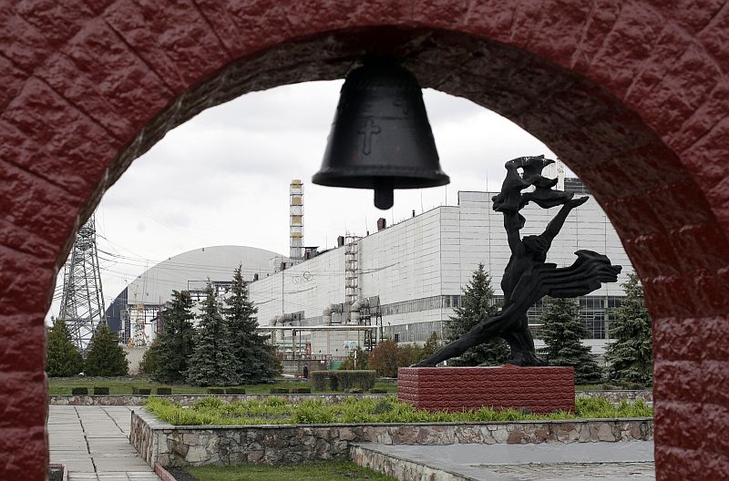 Prometeja skulptūra Černobiļas atomelektrostacijas priekšā
