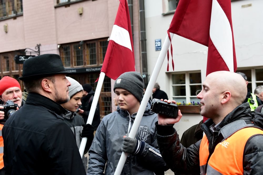 Saeimas deputāts Imants Parādnieks (no kreisās) un Kremlim pietuvinātais “žurnālists” Greiemu Filipss (no labās) 2016. gadā sarunājas pirms organizācijas “Daugavas vanagi Latvijā Limbažu nodaļas” rīkotā piemiņas gājiena uz Brīvības pieminekli, lai noliktu ziedus, pieminot latviešu leģionārus.
.
