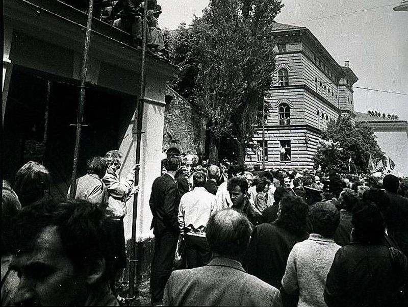 Neatkarības deklarācija tika pieņemta 1990. gada 4. maijā, bet jau 15. maijā interfrontisti sarīkoja uzbrukumu Augstākajai Padomei un tajā pašā dienā paziņoja par politiskā brīdinājuma streika uzsākšanu nolūkā piespiest AP atcelt deklarāciju.