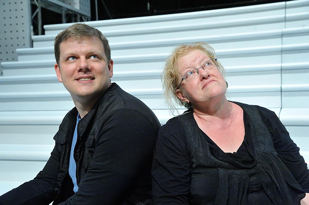 Operas “Iemūrētie” autori – komponists Ēriks Ešenvalds un libretiste, dzejniece Inese Zandere – ir secinājuši, ka Nacionālās bibliotēkas celtniecības nebeidzamajā procesā bija skaidri redzams, ka mūžvecās leģendas un arhetipi izpaužas arī 21. gadsimtā.