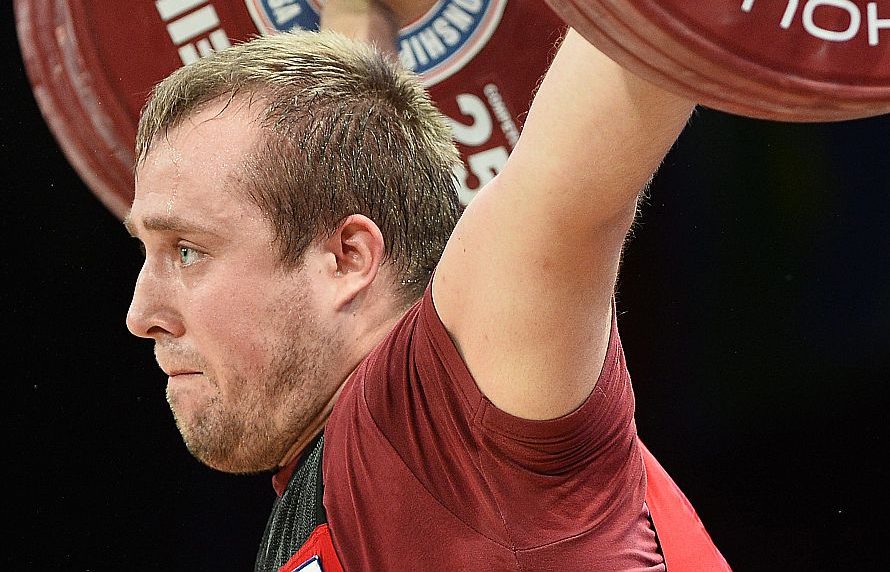 Latvijas svarcēlājs Artūrs Plēsnieks pēc pleca operācijas vēl nav atguvis savu sportisko formu.