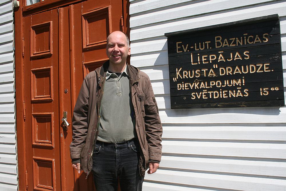 Liepājas Krusta Evaņģēliski luteriskās draudzes mācītājs Mārtiņš Urdze uzskata, ka LELB ar saviem lēmumiem rada baiļu klimatu, izdara spiedienu uz draudzēm.
