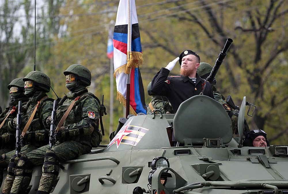 Austrumukrainas prokrievisko separātistu lauka komandieris Arsēnijs Pavlovs jeb Motorola parādes laikā šogad Doņeckā.