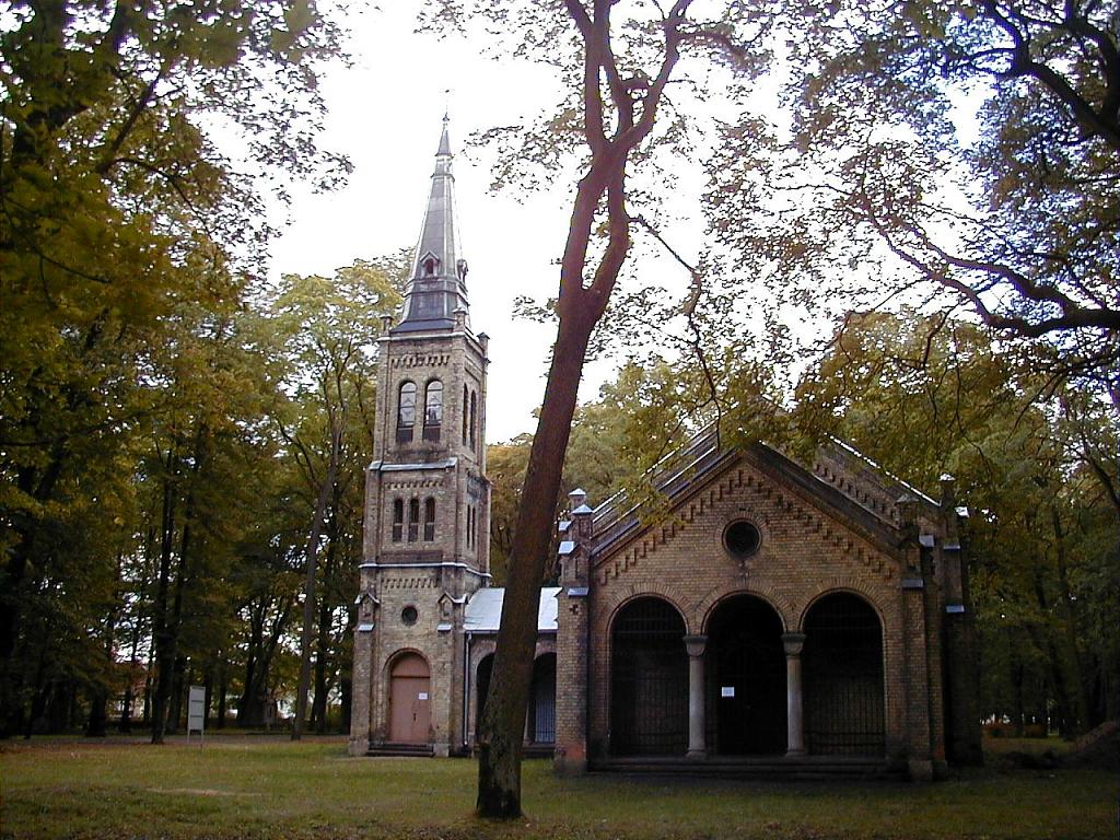 Augšāmcelšanās luterāņu baznīca Lielo kapu teritorijā