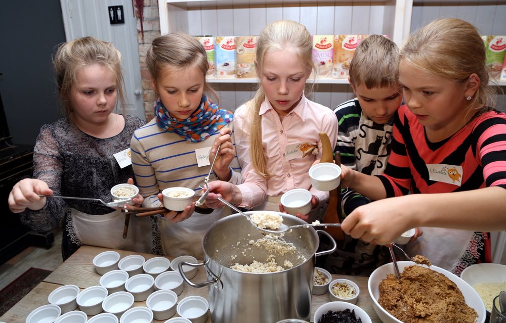 Skolēni piedalās “Putras programmā” vienā no iepriekšējo gadu pasākumiem.