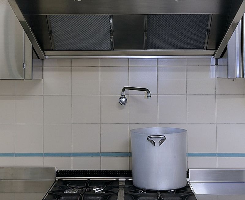 Gaiss no tvaika nosūcēja virs gāzes plīts atmosfērā jānovada pa atsevišķu ventilāciju.