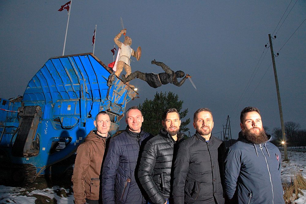 “Trimen” ceļmalas instalāciju funktierētāji un īstenotāji Mārtiņš Marauska (no labās), Gints Timoško, Ivo Keišs, Mareks Zeiliņš, Raivis Vīlips.