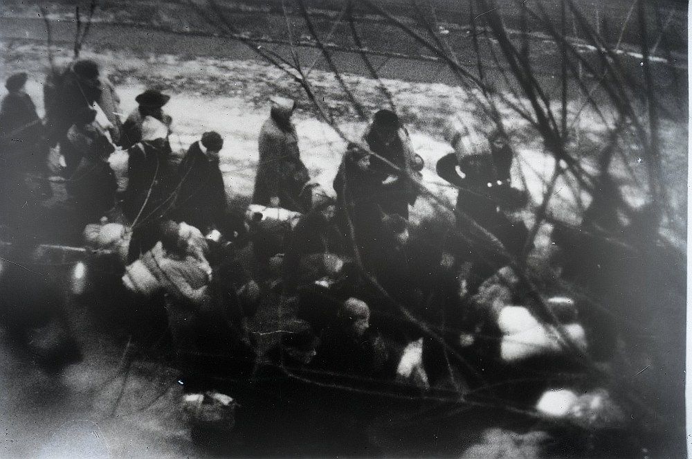 Nāvei nolemtie ebreji ceļā no Rīgas geto uz Rumbulu. 1941. gada 30. novembris.