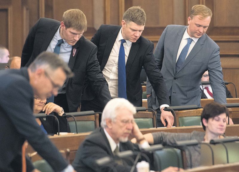 Budžeta pieņemšanu daudzi sagaidīja, kājās stāvot, bet dažam brīžam sanāca pat iesnausties. Attēlā: “Vienotības” deputāti Jānis Upenieks (no kreisās), Vilnis Ķirsis un Viktors Valainis balso par kārtējo no 666 budžeta grozījumu priekšlikumiem.