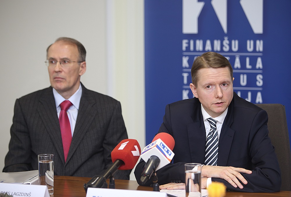 FKTK priekšsēdētājs Pēters Putniņš (no labās) un padomnieks Arnis Lagzdiņš iepazīstina ar galvenajiem secinājumiem pēc ASV audita nerezidentu segmentā strādājošajās bankās.