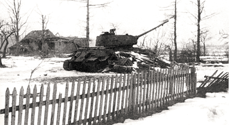 Sašauts padomju tanks T-34 Lestenes apkārtnē. 1945. gada janvāris.