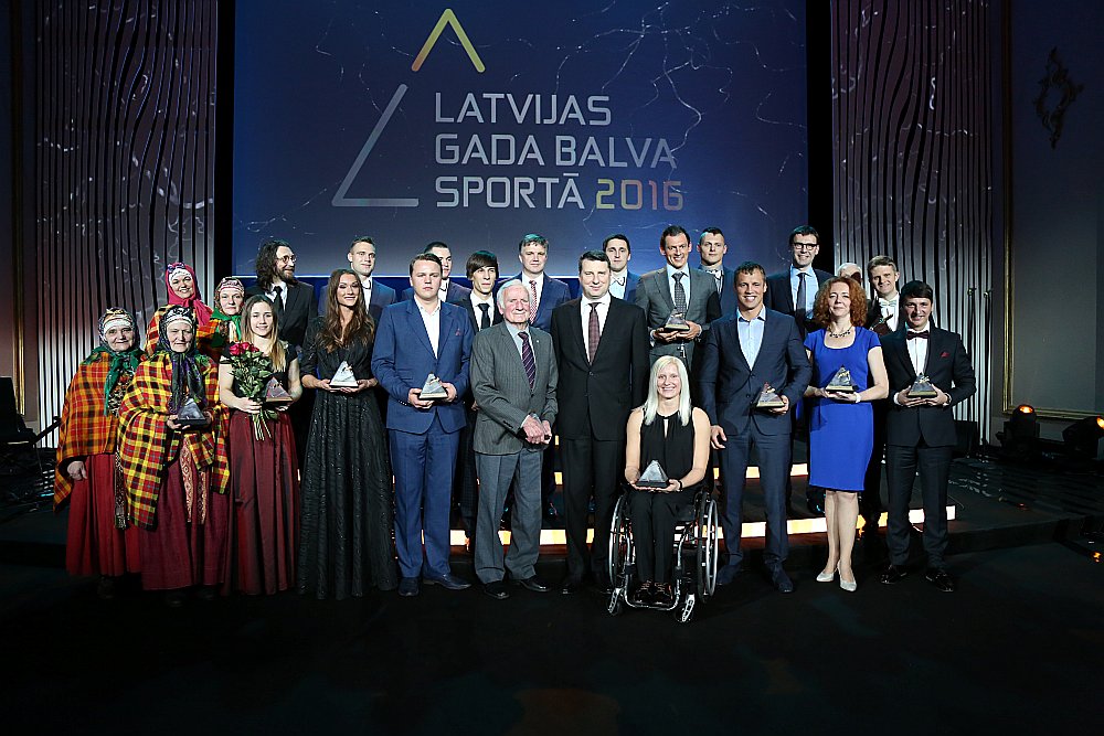 Šajā attēlā ir tikai veiksminieki – Latvijas Gada balvu ieguvēji sportā ar Valsts prezidentu Raimondu Vējoni centrā.