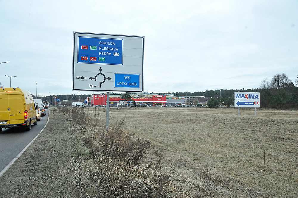 Veikals “IKEA” varētu atrasties uz zemes gabala labajā pusē.
