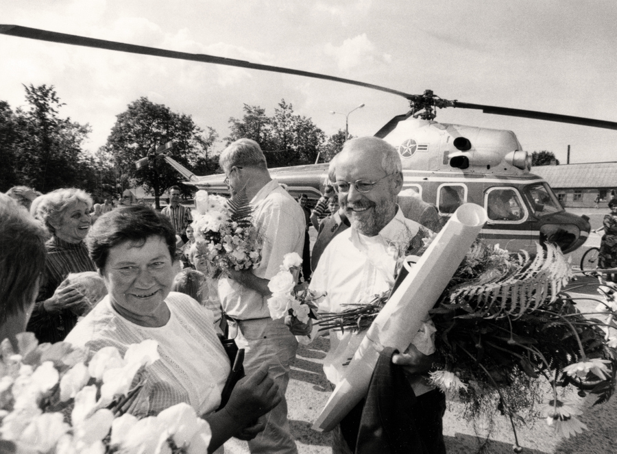 90. gadu vidū, kad Zīgerista partija guva negaidīti labus panākumus Saeimas vēlēšanās, viņš pārsteidza Latviju ar līdz tam neredzētiem priekšvēlēšanu šova paņēmieniem, piemēram, lidoja pie vēlētājiem ar helikopteru.