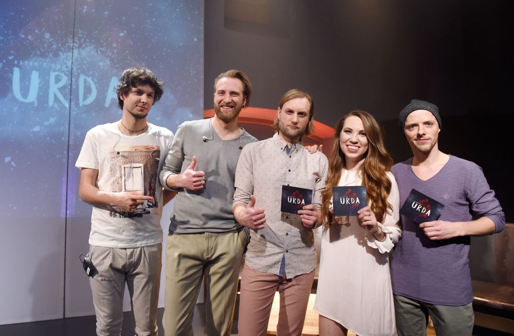Grupas “Astro’n’out” basģitārists Toms Poišs (no kreisās), ģitārists Juris Kalnišs, ģitārists Mārtiņš Elerts, soliste Māra Upmane-Holšteine un bundzinieks Mārtiņš Miļevskis piedalās grupas albuma “Urda” prezentācijas pasākumā Spīķeru koncertzālē.