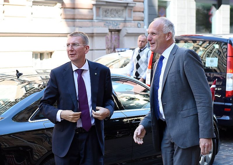 “Ceram rast tādu risinājumu, kurš būtu saskaņā gan ar Latvijas Republikas normatīvajiem aktiem, gan arī ar attiecīgajām ES direktīvām. Esmu pārliecināts, ka mēs nonāksim pie šāda risinājuma,” paziņojumā uzsver Rīgas Ekonomikas augstskolas rektors Anderss Pālzovs (no labās). Attēlā arī Latvijas ārlietu ministrs Edgars Rinkēvičs.