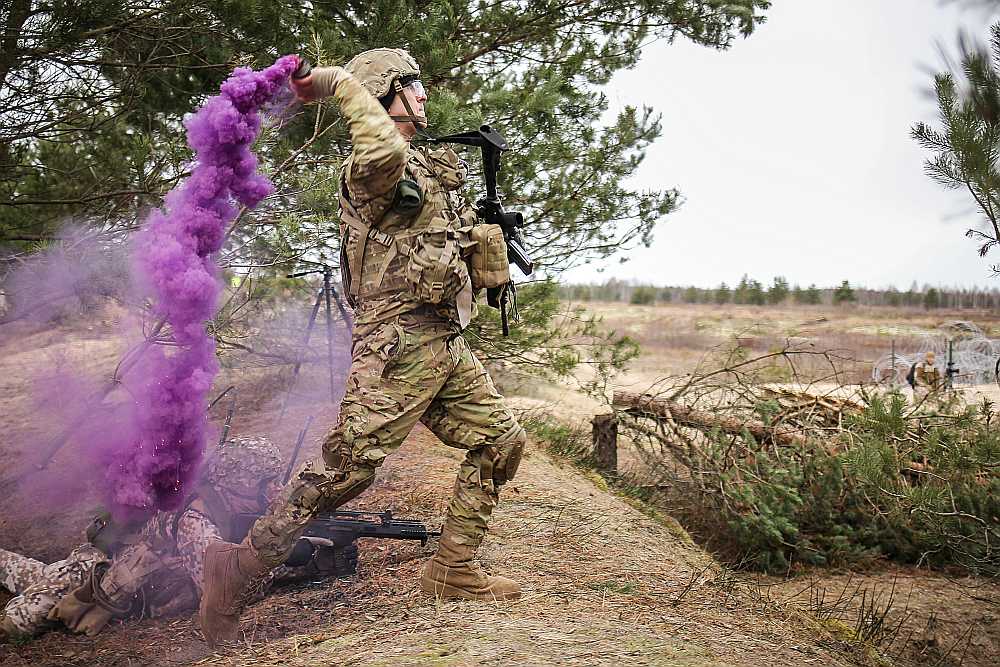 Latvijas aizsardzības sistēmas kodols ir profesionālais militārais dienests. Attēlā: decembra vidū Ādažu poligonā Sauszemes spēku kājnieku brigādes karavīri pārbaudīja savas prasmes kaujas šaušanas vingrinājumā, pirms sākt pildīt uzdevumus Sevišķi ātras reaģēšanas vienības kaujas grupas sastāvā ar šā gada 1. janvāri. Par Sevišķi ātras reaģēšanas vienības izveidi dalībvalstis vienojās NATO samitā Velsā 2014. gadā, lai uzlabotu alianses spējas reaģēt uz jaunajiem drošības izaicinājumiem. Sevišķi ātro reaģēšanas vienību būs iespējams izvietot dažu dienu laikā, lai reaģētu uz jebkuriem izaicinājumiem, kas rastos kādā no NATO dalībvalstīm.