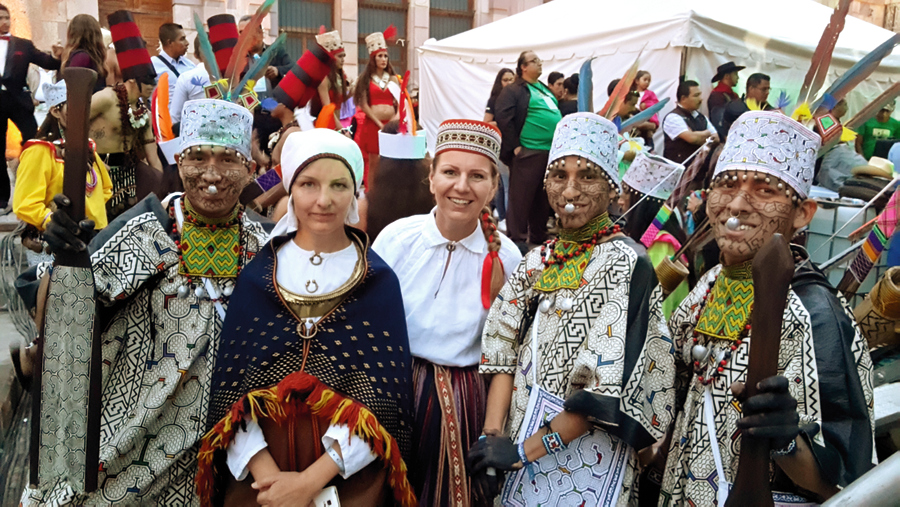 Latvju tautumeitas Madara Grudule un Gunta Siliņa ar puišiem Peru nacionālajos tērpos.
