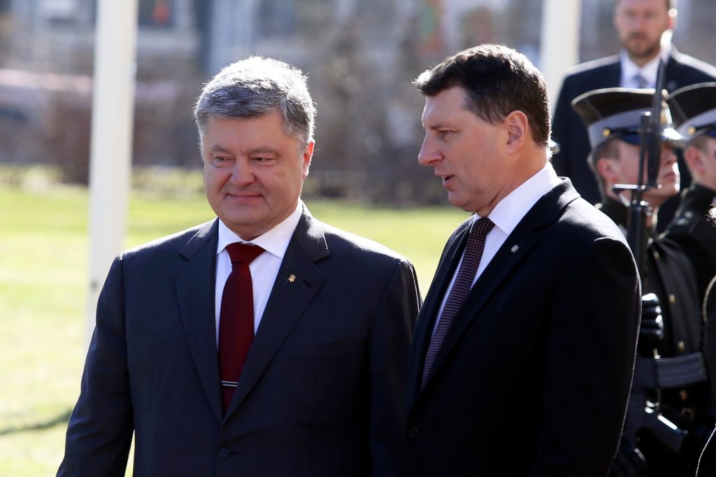 Latvijas Valsts prezidents Raimonds Vējonis (no labās) un Ukrainas prezidents Petro Porošenko sagaidīšanas ceremonijas laikā Rīgas pils laukumā.
