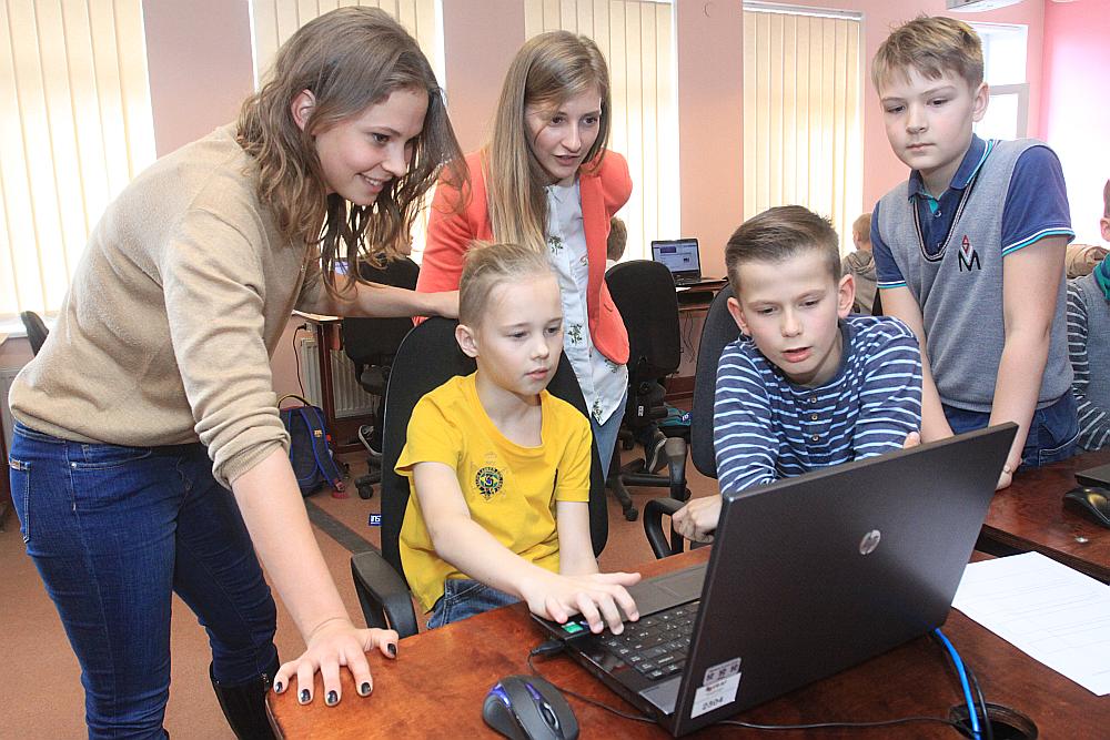 “Negribam, lai visi kļūst par programmētājiem. Ceram, ka no šiem bērniem izaugs arī arhitekti, juristi, mūziķi, mākslinieki,”
stāsta Linda Sinka, viena no “Learn IT” līdzdibinātājām. Attēlā no labās Kristers Štoks, Georgs Korotkovs, Kevins
Nikonorovs, Linda Ingelande un Linda Sinka.