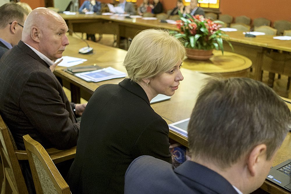 Veselības ministre Anda Čakša uzskata, ka ir komandas cilvēks un viņai nav vienai jāmeklē papildu nauda mediķu darba samaksai. Diemžēl sabiedrotie no politiķu vidus palīgā nesteidzas.