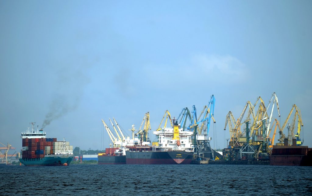 Panorāma ar kuģiem un ceļamkrāniem Rīgas ostā