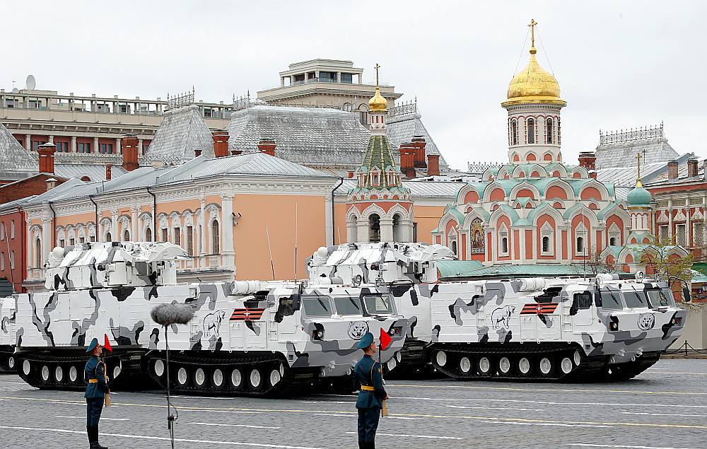 Šogad pirmo reizi militārajā parādē Maskavā tika demonstrēts pretraķešu komplekss “Pancir” arktiskajā maskējumā.