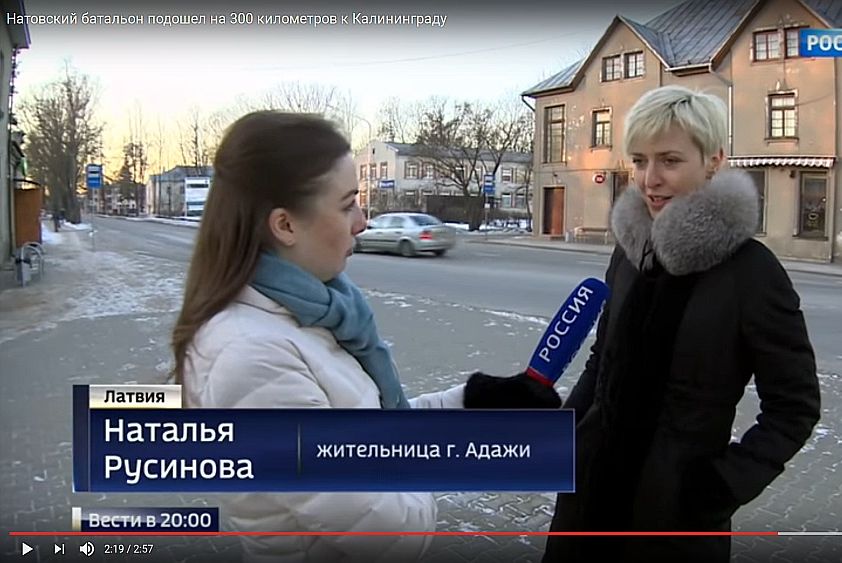 Bijusī Pirmā Baltijas kanāla preses sekretāre un Putinu slavinošo T kreklu tirgotāja Nataļja Rusinova (no labās) Krievijas TV kanālam “Rossija 24” sūkstās par NATO karavīru uzvedību Latvijā.