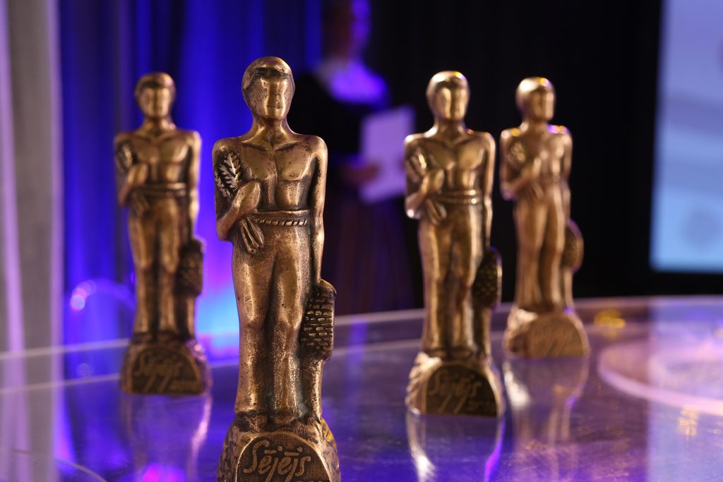 Konkursa ” Sējējs” balvas – statuetes.
