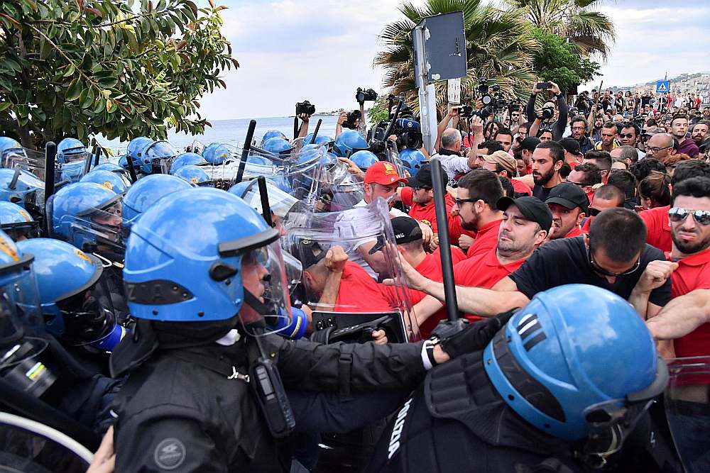Visplašākās protesta akcijas Taorminā pret G7 apspriedes dalībnieku nespēju vienoties par atbalstu Parīzes klimata līgumam, pret ko iebilst ASV, rīkoja vides aizstāvji.