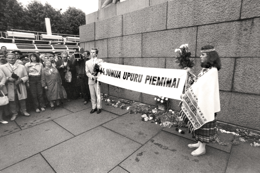 Par spīti drošības iestāžu brīdinājumiem pasākuma laikā neizmantot plakātus un neteikt runas, rīkotāji bija sagatavojuši vienu plakātu ar tekstu “14. jūnija upuru piemiņai”. To rokās tur Eva Biteniece un Rolands Silaraups.