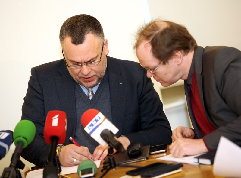 Centrālās vēlēšanu komisijas priekšsēdētājs Arnis Cimdars (no kreisās) un CVK sekretārs Ritvars Eglājs.