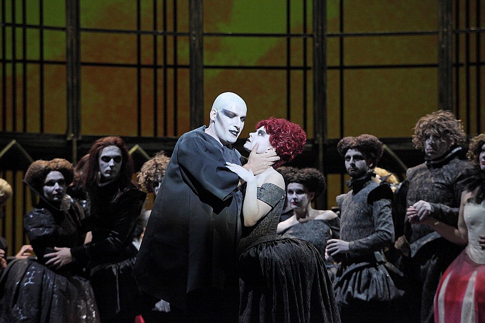 Skats no operas “Fausts”.