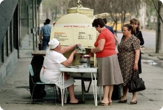 Padomju laikā iecienītie bezalkoholiskie dzērieni: kvass, morss no jāņogu sulas, limonādes “Tarhūns”, “Pienenīte”, “Baikāls” u. c.