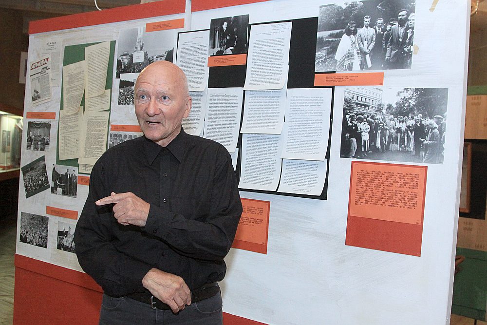 Vēsturnieks Jānis Maurītis pie 1987. gada notikumiem veltītā stenda Kara muzejā: “Vajadzēja tikai pirmo impulsu. Un “Helsinku – 86″ grupa to deva.”